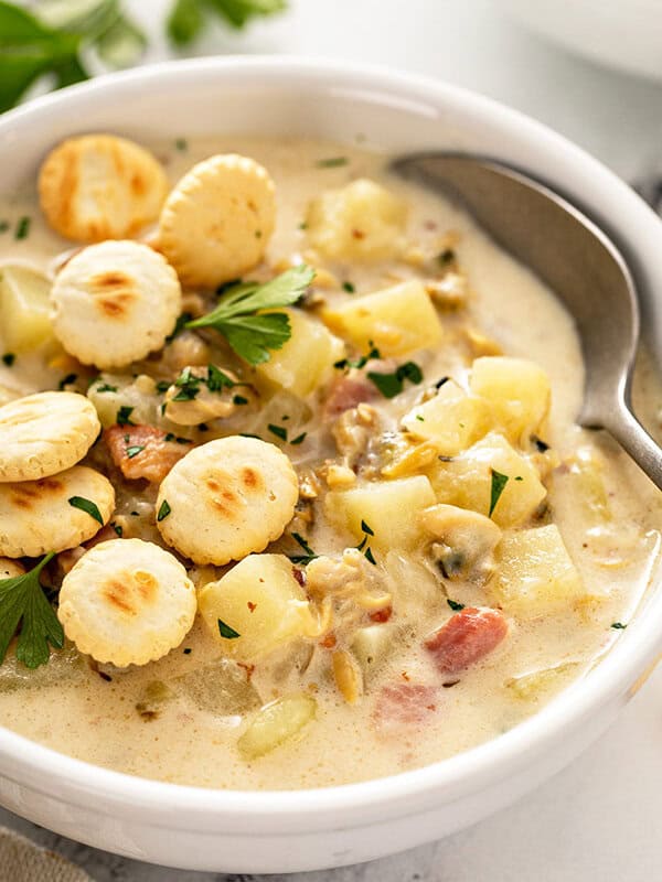 bowl of clam chowder with oyster crackers