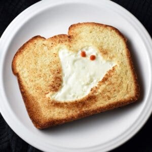 This GHOST TOAST is a quick and easy breakfast or snack, perfect for Halloween time!