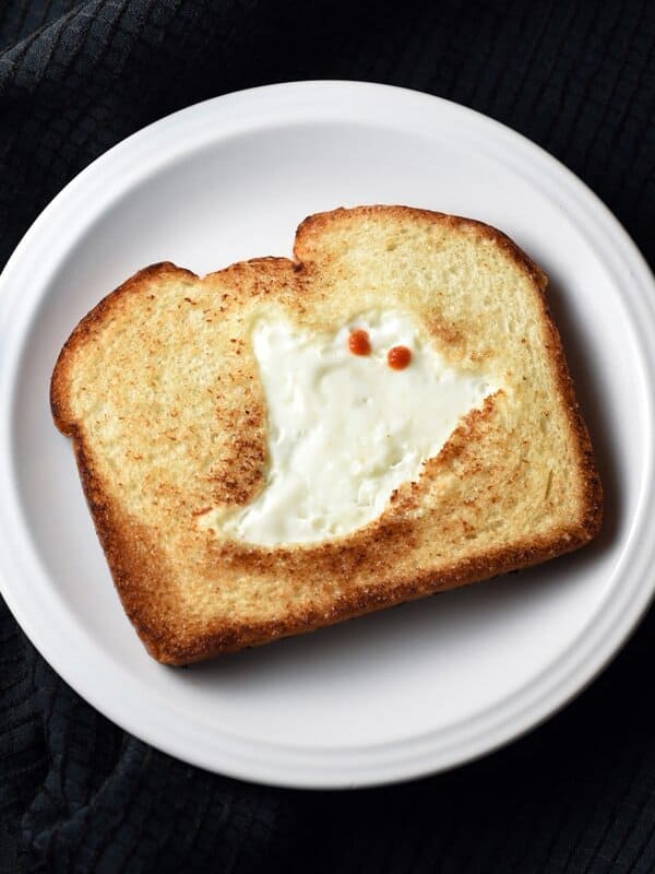 This GHOST TOAST is a quick and easy breakfast or snack, perfect for Halloween time!