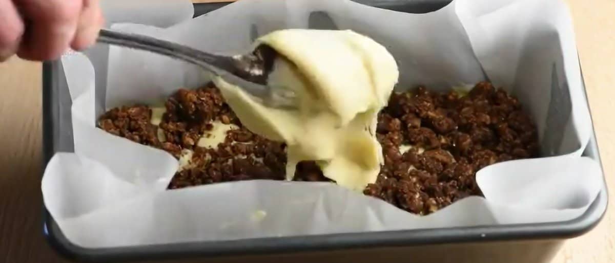 Spooning batter over the streusel.