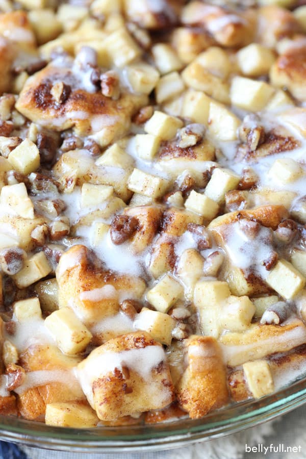Gooey Apple Cinnamon Rolls is a super easy cinnamon roll casserole that can be enjoyed for breakfast or even dessert! #cinnamonrolls #cinnamonrollcasserole #applerecipes #appledesserts Cinnamon Roll casserole