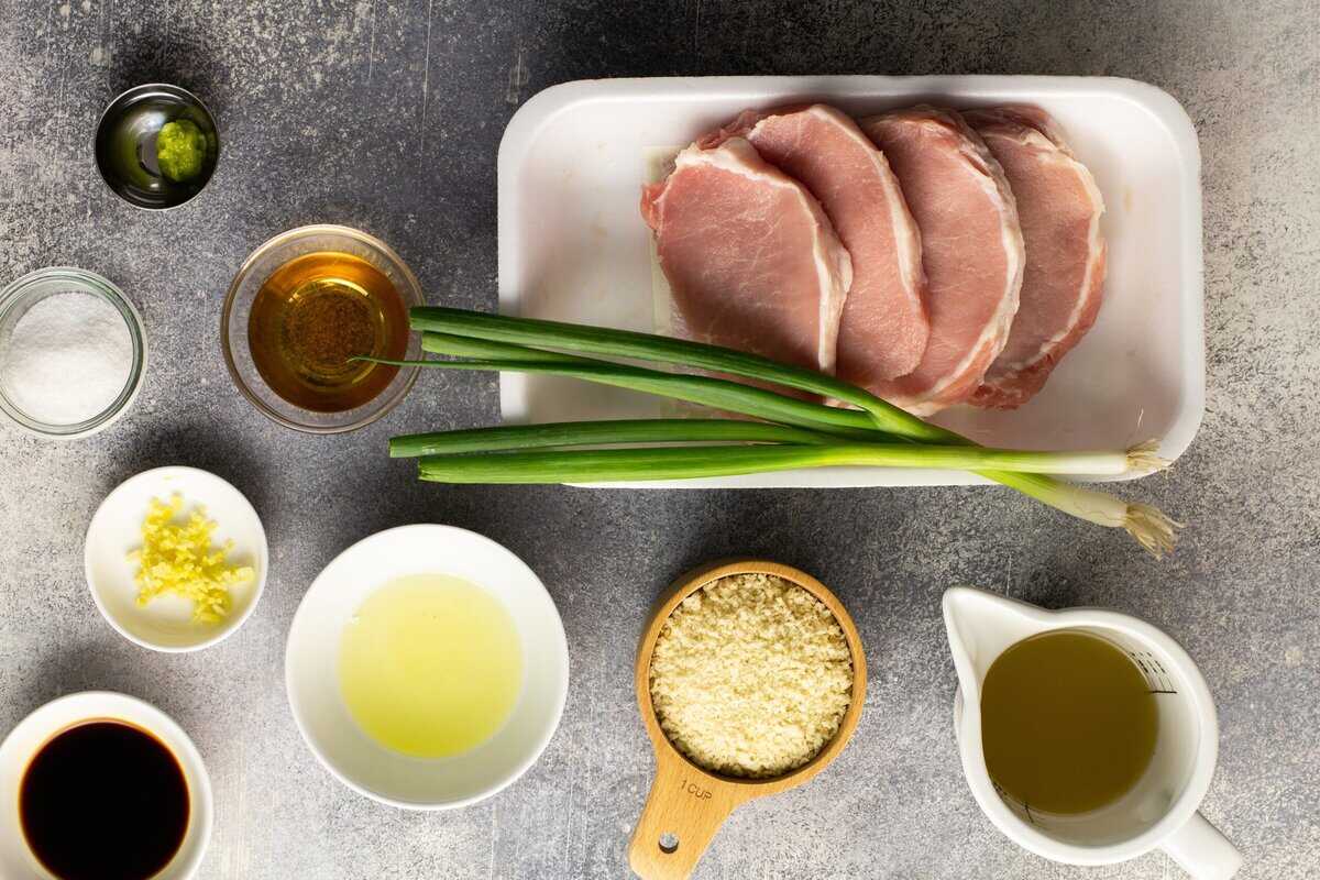 Ingredients to make pan-fried tonkatsu.