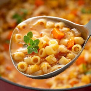 ladle full of pasta e ceci