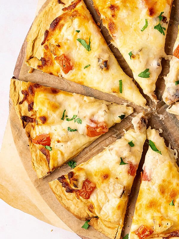 close up sliced chicken alfredo pizza