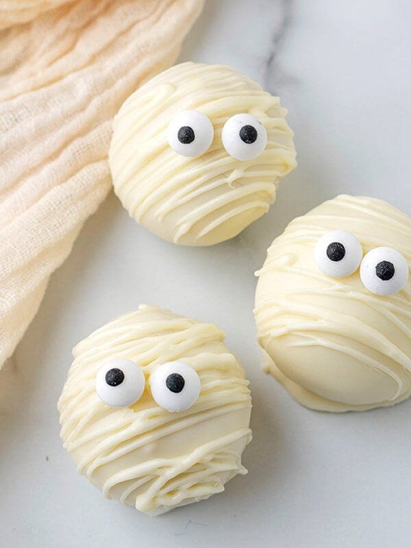 3 Mummy Oreo balls on the table