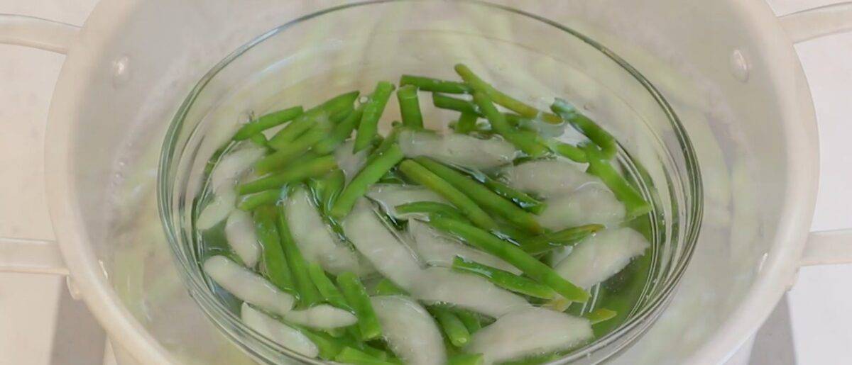 Green beans in ice water.