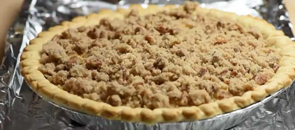 Streusel topping on top of the pie. 