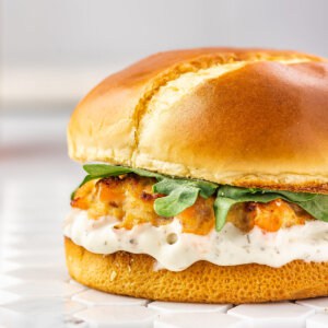 close up burger on bun with yogurt sauce