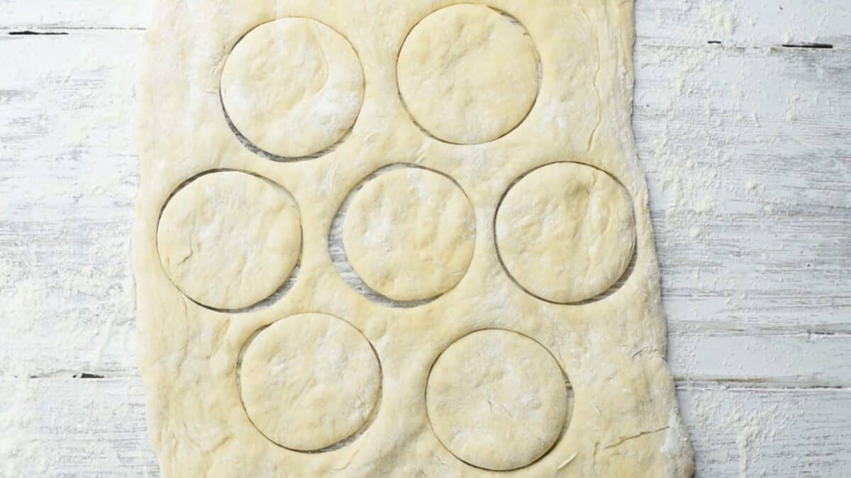 Cutting the dough into circles.