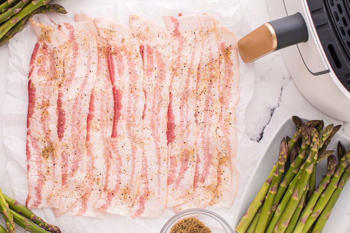 Sprinkling the seasoning over the bacon.