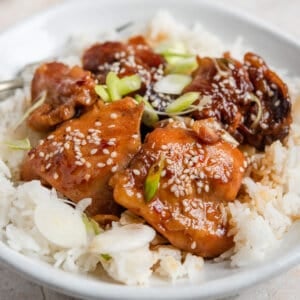 slow cooker honey chicken thighs with sesame seeds