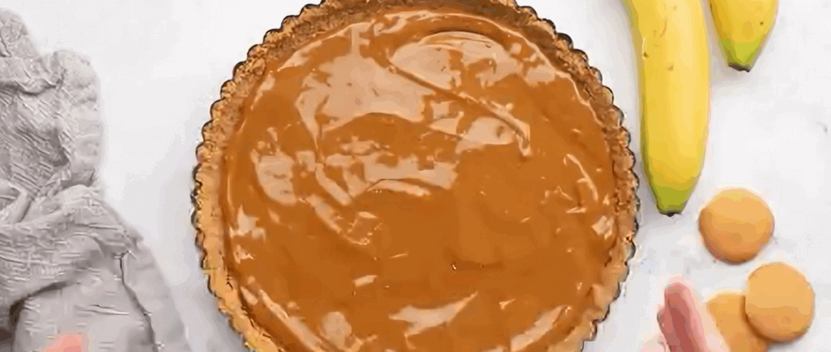 Dulce de leche layered over the pie crust in a tart pan. 