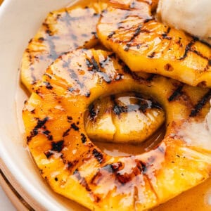Grilled pineapple with rum sauce