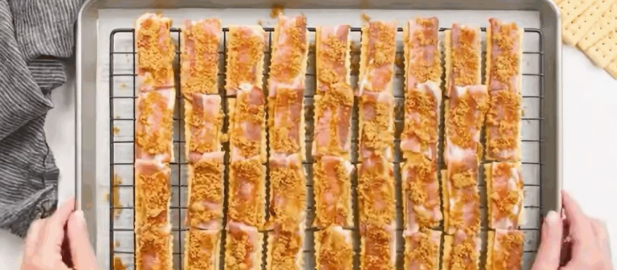 Cayenne brown sugar mixture on top of the bacon topped crackers.