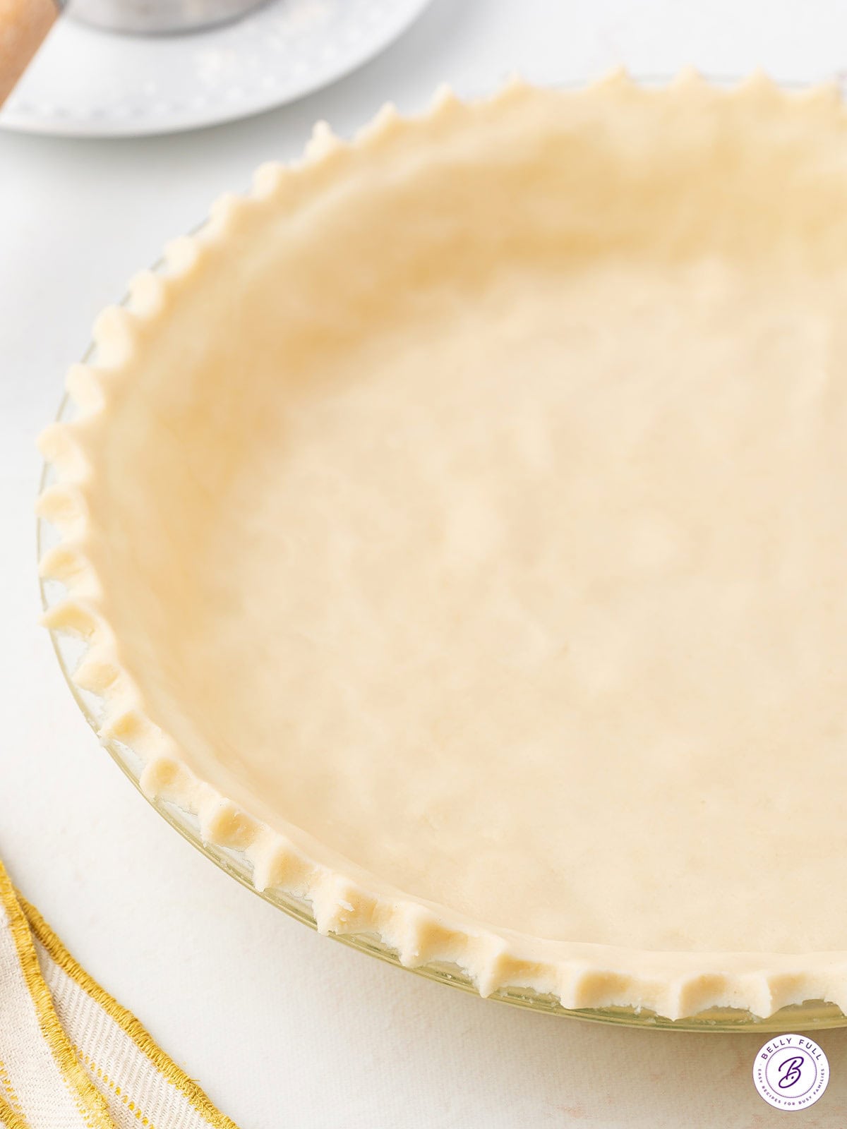 unbaked pie crust with crimped edges