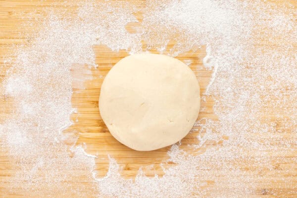 pie crust round of dough on floured work surface