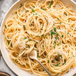 Overhead view of a plate of spaghetti aglio e olio