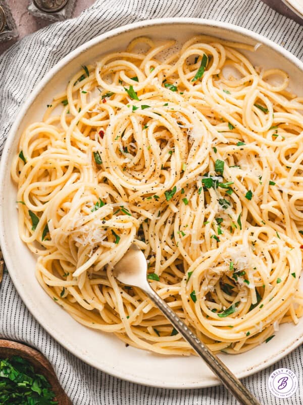 Overhead view of a plate of spaghetti aglio e olio