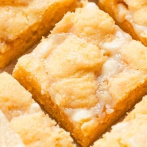 close up lemon gooey bar