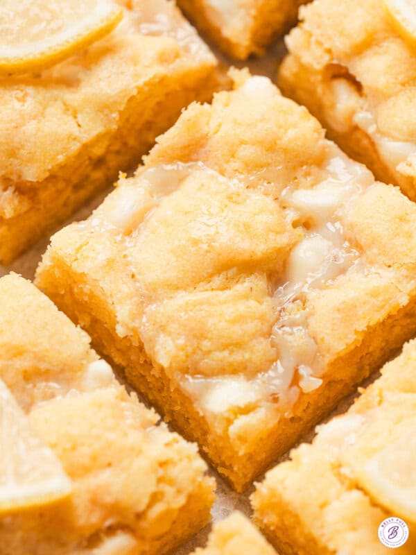 close up lemon gooey bar