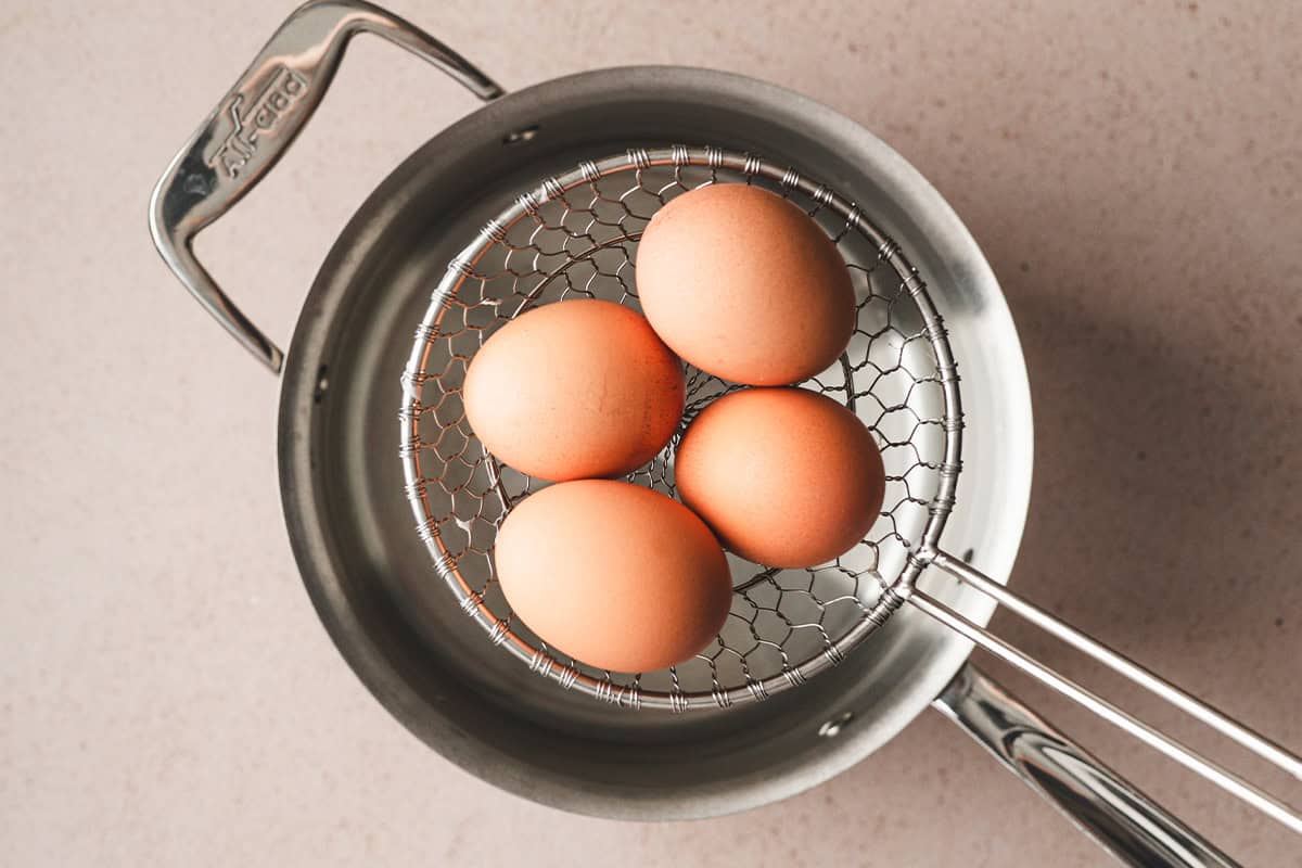 boiling 4 eggs in water