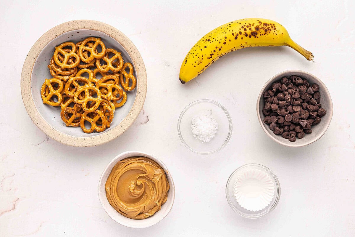 The ingredients to make chocolate pretzel banana bites.
