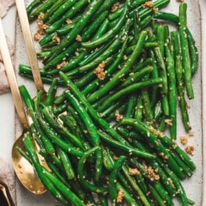 Garlic green beans on a baking sheet.