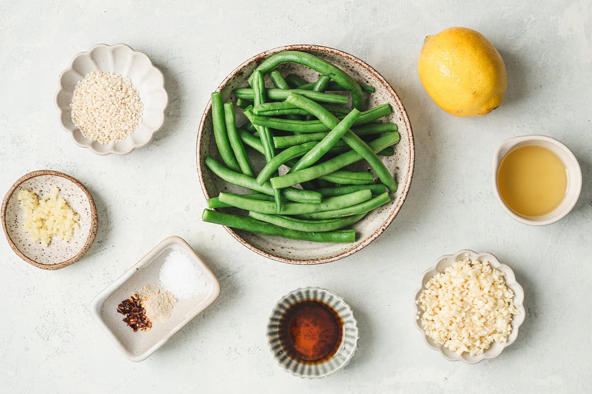 The ingredients to make garlic green beans.