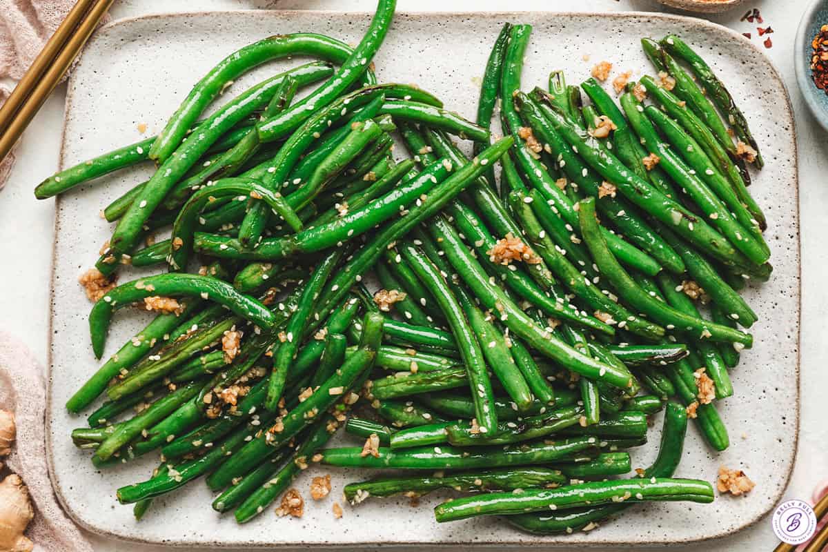 Garlic green beans on a baking sheet.